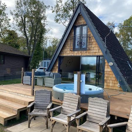 Widgeon Bespoke Cabin Is Lakeside With Private Fishing Peg, Hot Tub Situated At Tattershall Lakes Country Park מראה חיצוני תמונה