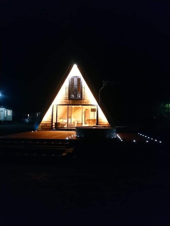 Widgeon Bespoke Cabin Is Lakeside With Private Fishing Peg, Hot Tub Situated At Tattershall Lakes Country Park מראה חיצוני תמונה