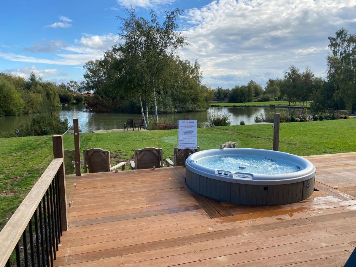 Widgeon Bespoke Cabin Is Lakeside With Private Fishing Peg, Hot Tub Situated At Tattershall Lakes Country Park מראה חיצוני תמונה