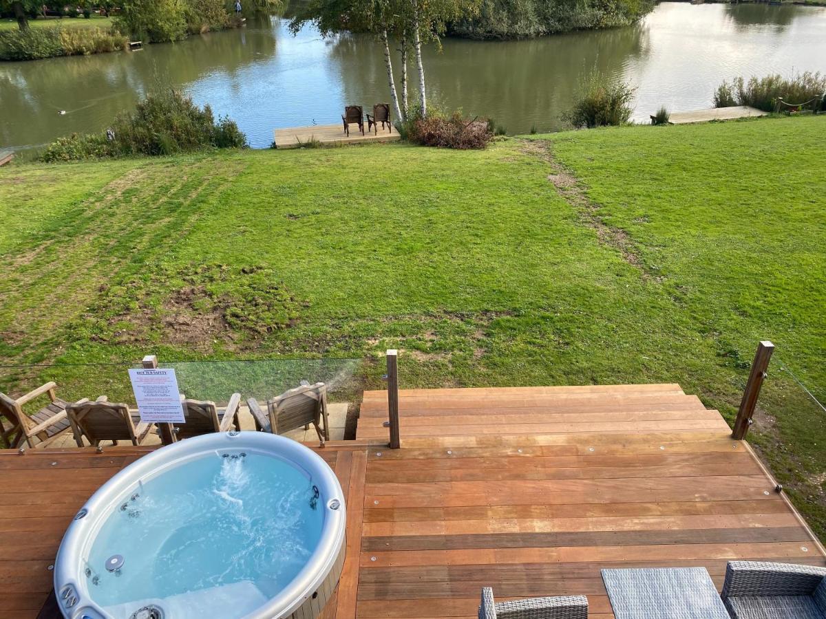 Widgeon Bespoke Cabin Is Lakeside With Private Fishing Peg, Hot Tub Situated At Tattershall Lakes Country Park מראה חיצוני תמונה