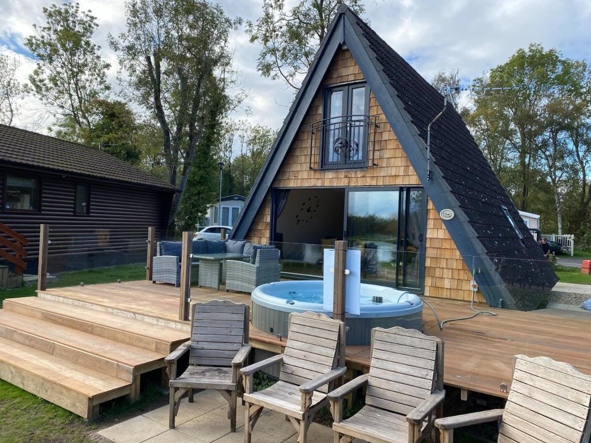 Widgeon Bespoke Cabin Is Lakeside With Private Fishing Peg, Hot Tub Situated At Tattershall Lakes Country Park מראה חיצוני תמונה