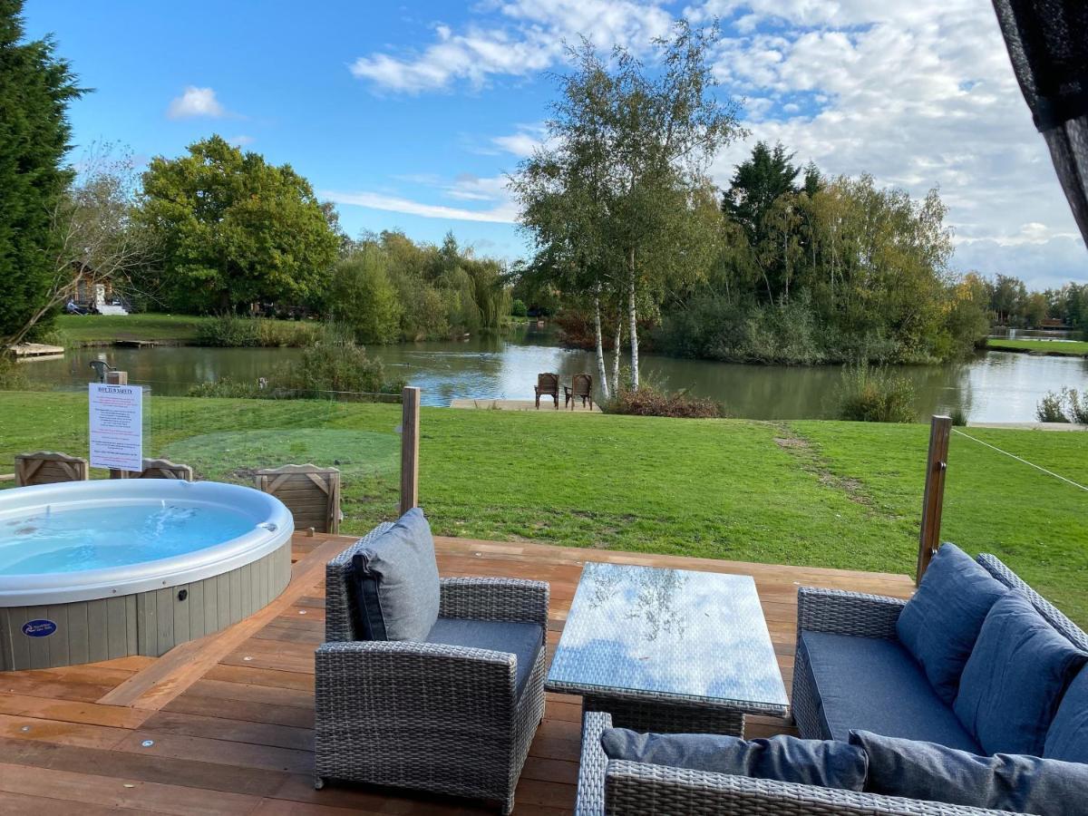 Widgeon Bespoke Cabin Is Lakeside With Private Fishing Peg, Hot Tub Situated At Tattershall Lakes Country Park מראה חיצוני תמונה