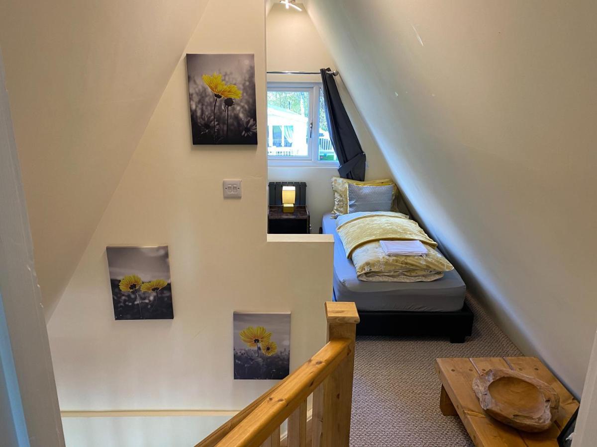 Widgeon Bespoke Cabin Is Lakeside With Private Fishing Peg, Hot Tub Situated At Tattershall Lakes Country Park מראה חיצוני תמונה