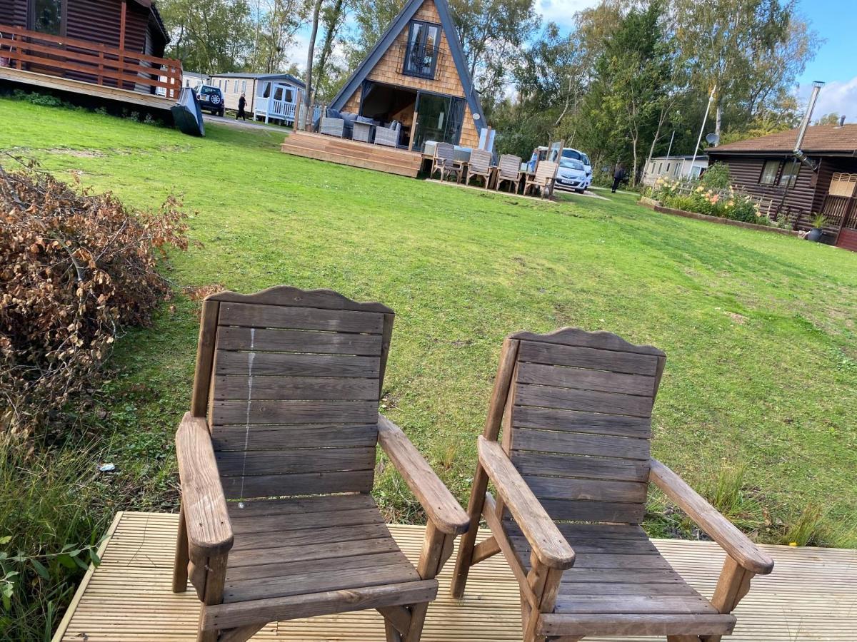 Widgeon Bespoke Cabin Is Lakeside With Private Fishing Peg, Hot Tub Situated At Tattershall Lakes Country Park מראה חיצוני תמונה