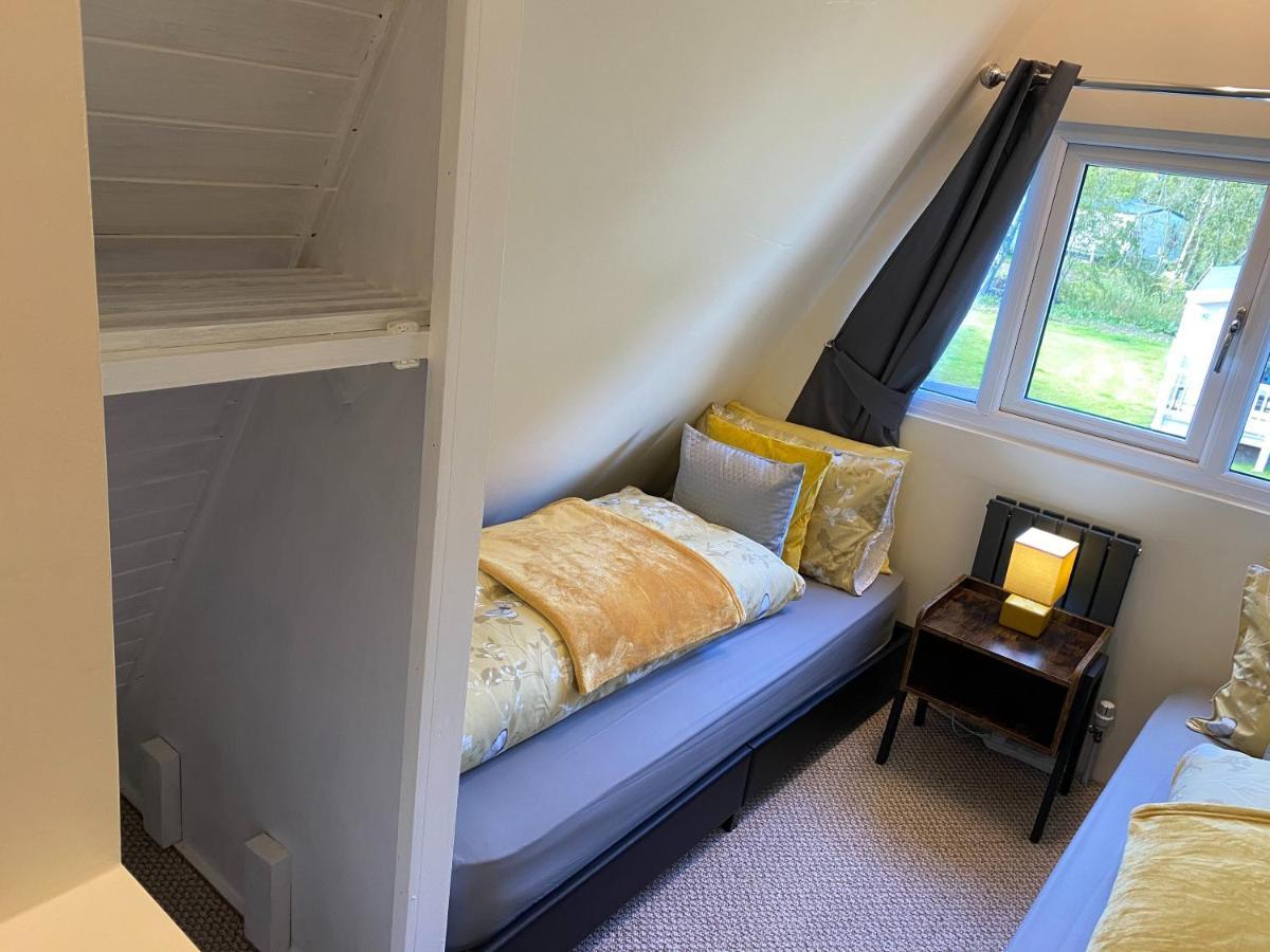 Widgeon Bespoke Cabin Is Lakeside With Private Fishing Peg, Hot Tub Situated At Tattershall Lakes Country Park מראה חיצוני תמונה