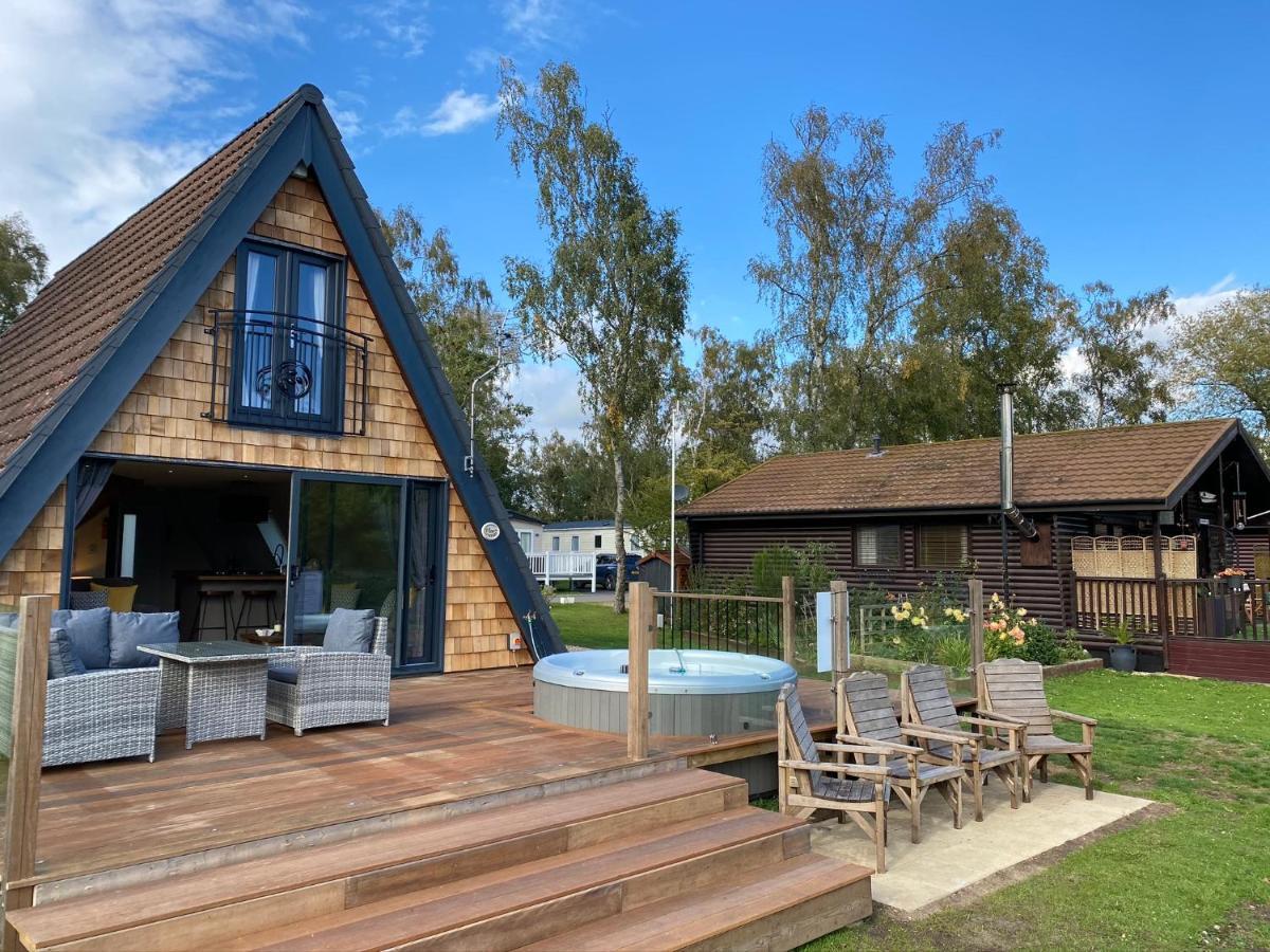Widgeon Bespoke Cabin Is Lakeside With Private Fishing Peg, Hot Tub Situated At Tattershall Lakes Country Park מראה חיצוני תמונה
