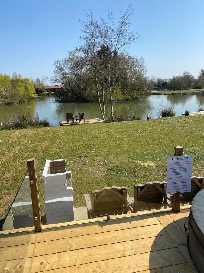 Widgeon Bespoke Cabin Is Lakeside With Private Fishing Peg, Hot Tub Situated At Tattershall Lakes Country Park מראה חיצוני תמונה